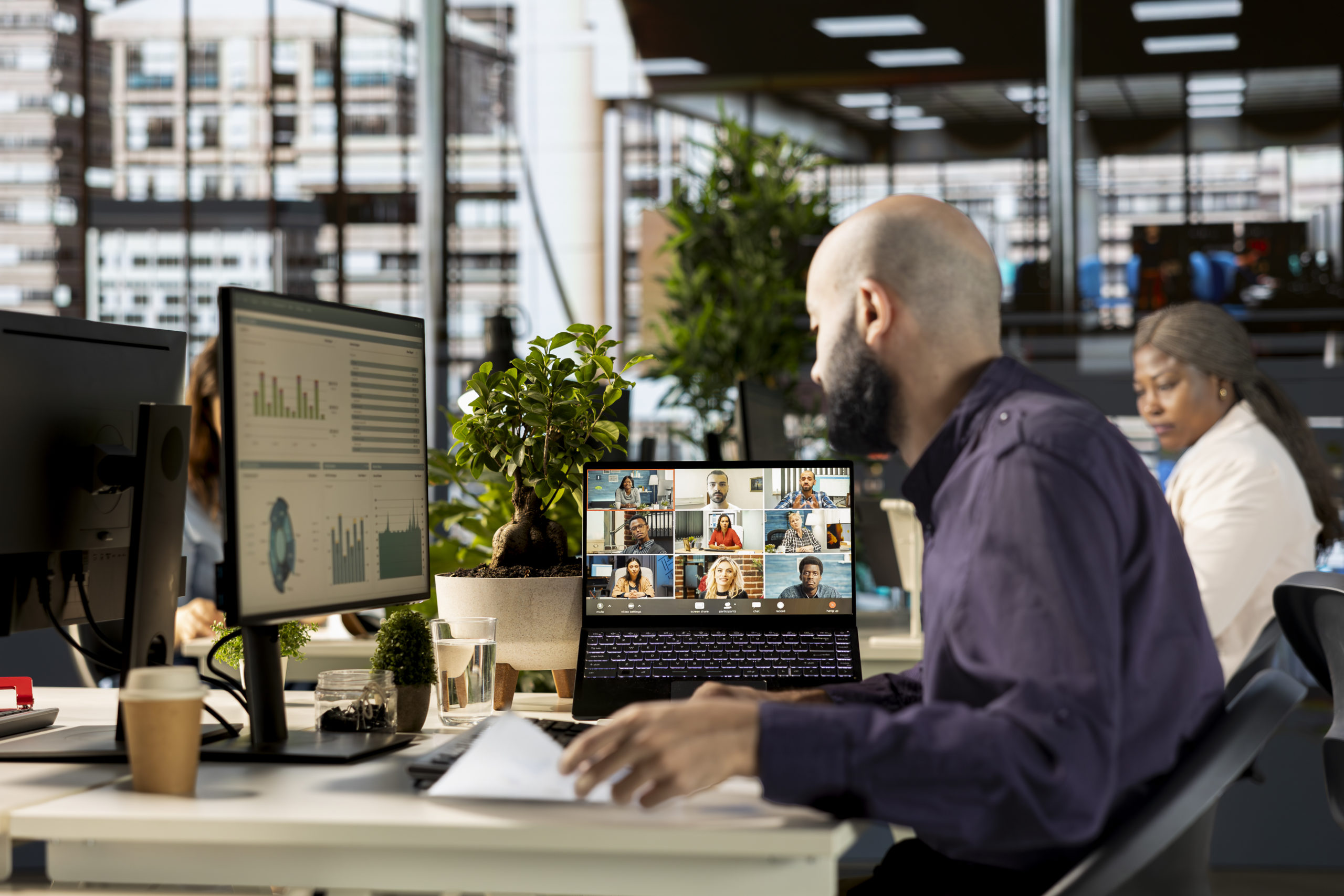 zdjęcie przestawiające spotkanie online zdjęcie przestawiające spotkanie online